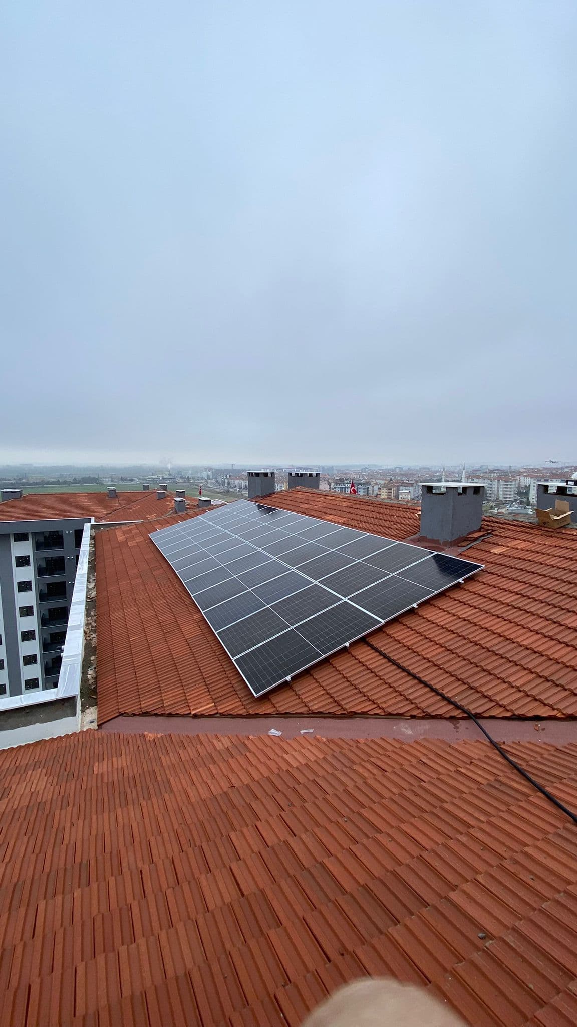 Sahil şehrinde çatı güneş paneli kurulumu, deniz manzarası - Solanka Enerji